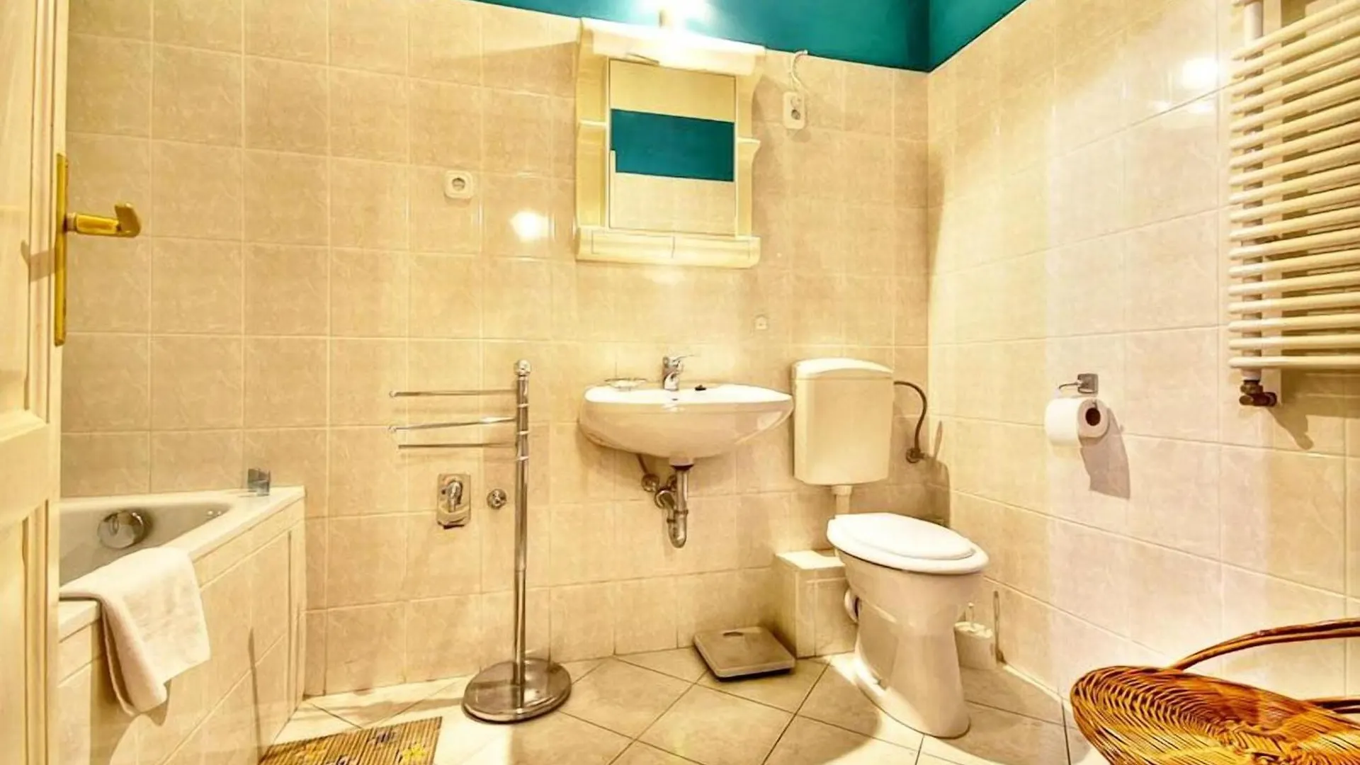 Vibrant 3 Bedroom Apartment In The Pulsing Heart Of Boedapest