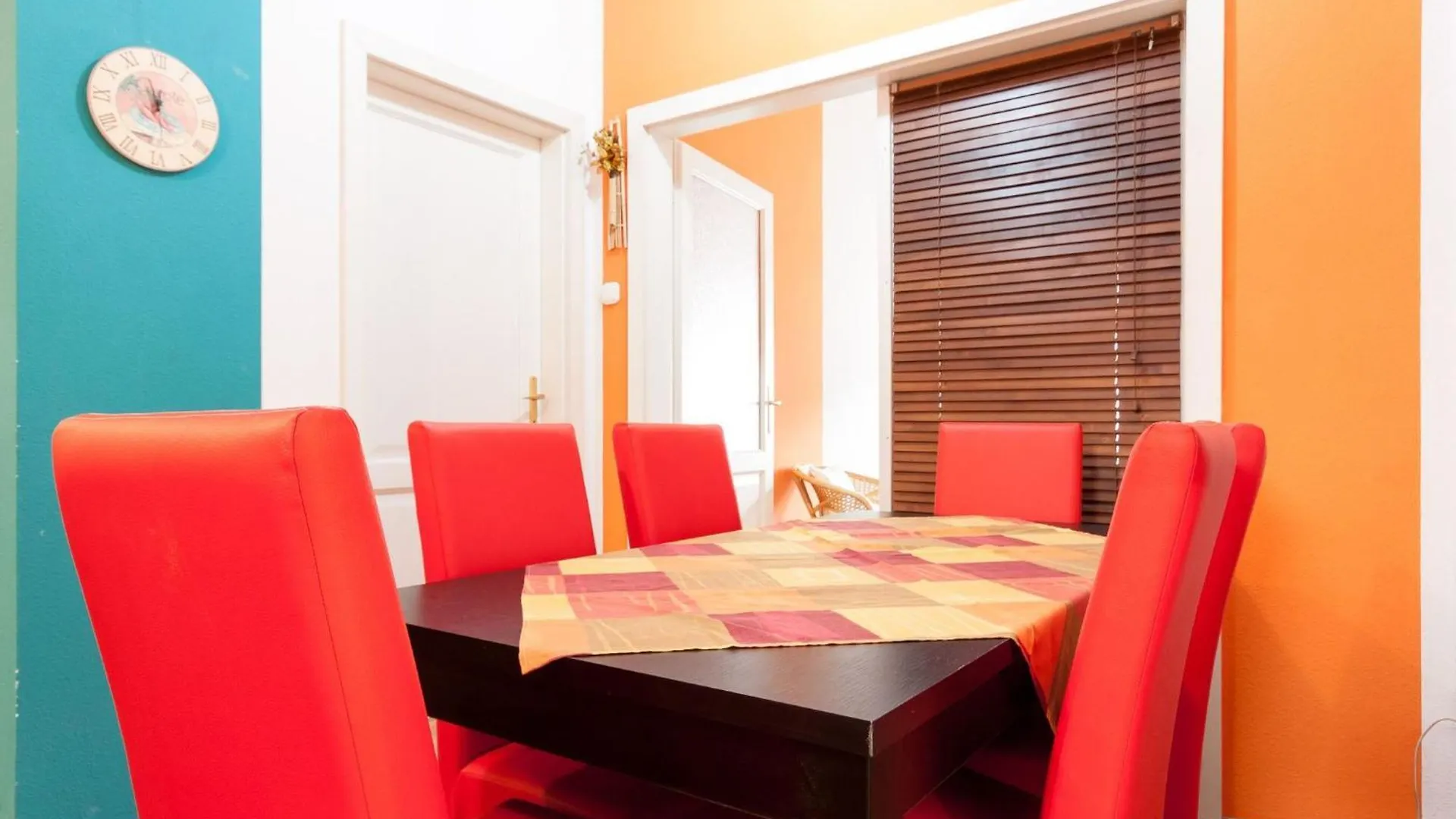 Vibrant 3 Bedroom Apartment In The Pulsing Heart Of Boedapest 0*,